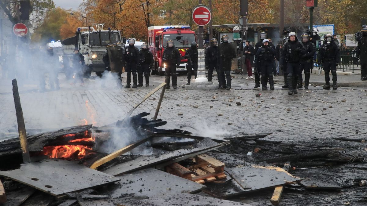 Žluté vesty v Paříži zapalovaly auta, zaútočily také na banku HSBC